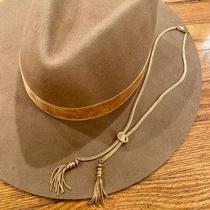 Vintage gold tassel necklace 💫